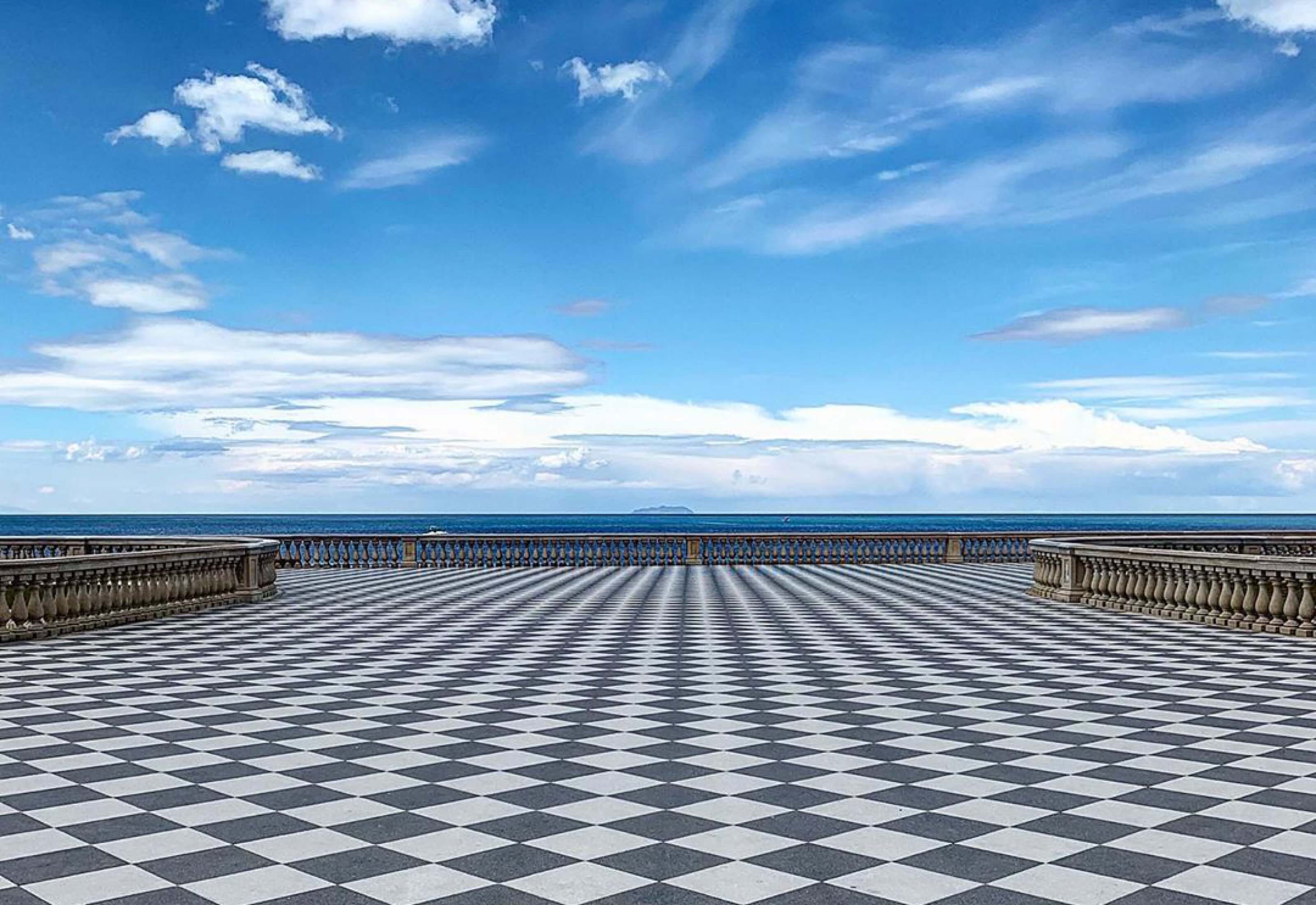 A Passeggio sul Lungomare di Livorno